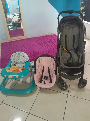 Bebê conforto, carrinho e andajá