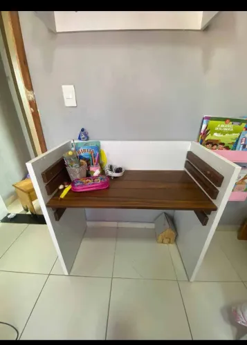 Mesa infantil em MDF ajustável 