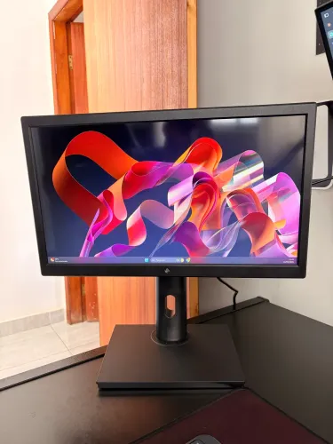 Monitor Fox LED 19,5 polegadas, ajuste de altura e orientação, HDMI e VGA, seminovo
