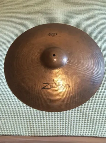 ## Prato de bateria Zildjian ZBT Ride 20, liga B8, sem detalhes estruturais, excelente!!
