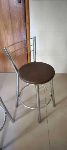 Jogo com 4 cadeiras com estrutura metálica cromada e assento estofado marrom