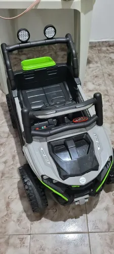 Carro elétrico infantil. Novo usado poucas vezes.