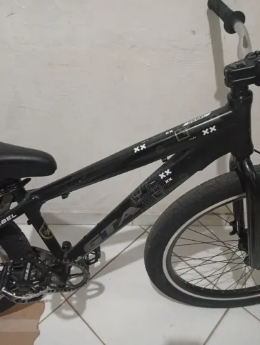 QUADRO DA GTA REBEL (não tem 1 ano de uso) SO O QUADRO !!! VEM COM PAR DE KENDA FLAME !!!