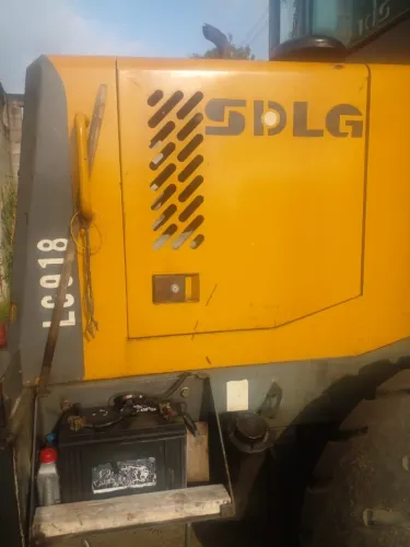 PÁ CARREGADEIRA SEMI NOVA A VENDA