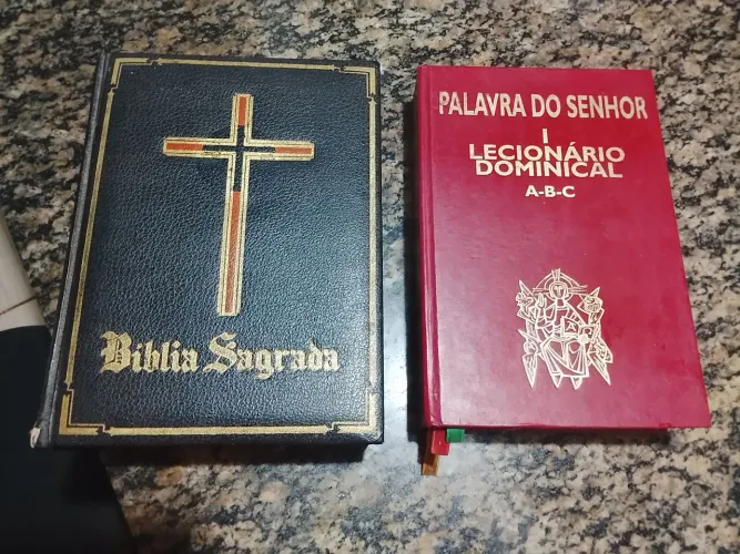 Bíblia antiga e lecionário abc 