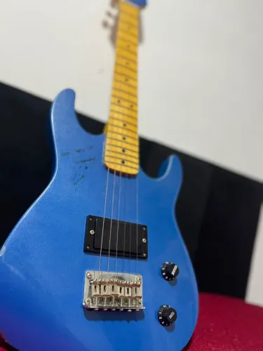 GUITARRA INFANTIL AUTOGRAFADA POR SANDY E JUNIOR