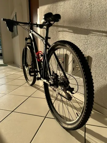 Bicicleta Mountain - Bike preta Absolute Wild aro 29 com equipamentos