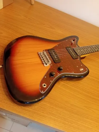 Guitarra modelo Jaguar TW-61 Sunburst captadores P-90 Regulada e Blindada