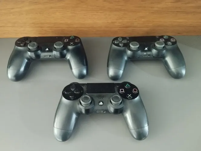 3 controles de PS4 Originais com defeito