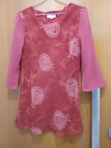 Conjunto de saia e blusa de crepe seminova