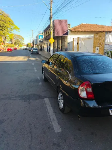 Renault Clio Sed. Authentique Hi-flex 1.0 16V 4P 2006