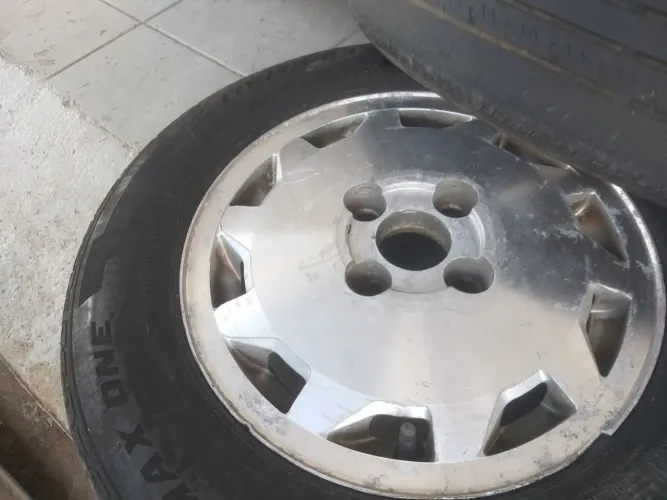 Rodas 4 por 100 aro 13 original gm Pneus meia vida*