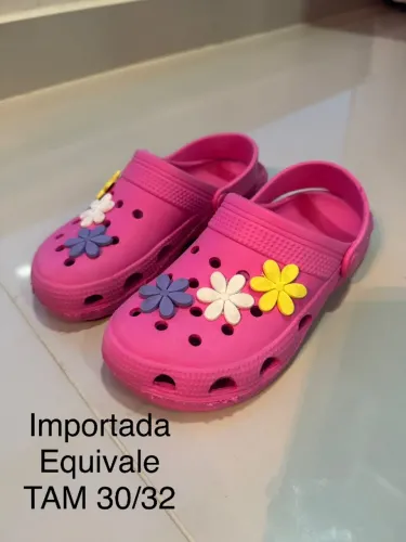 Sapatilhas e sandálias variadas
