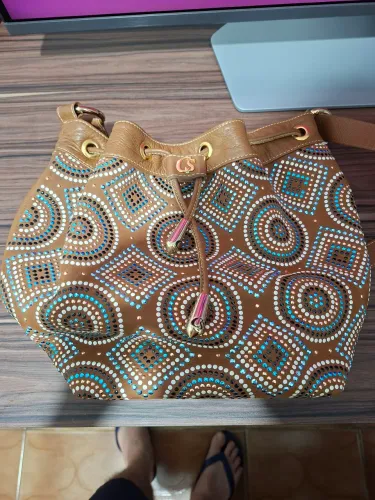 Bolsa Saco Carmen Steffens Couro Marrom Com Strass e Tachas. Pedrarias em excelente estado
