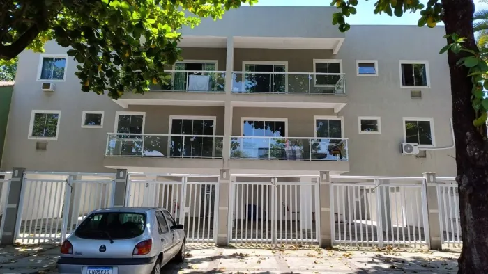 Locação de Apart Bangu - 3 q, sendo 1 suite, sala, coz, banh, varanda e garagem.