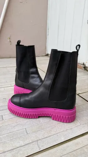 Bota Chelsea Schutz Couro Preto com Solado Tratorado Rosa - Tam 36
