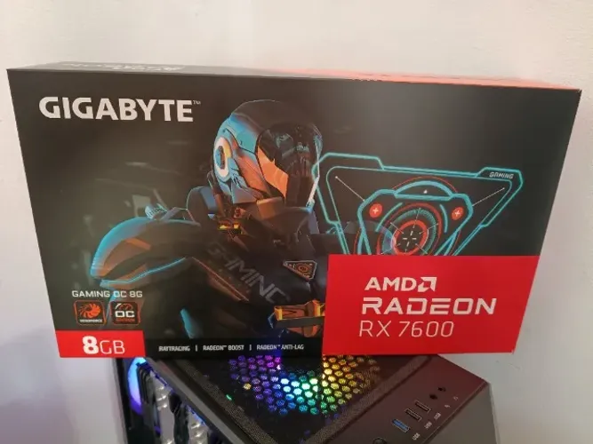 Placa de video - RX 7600 8 GB Gigabyte - Parcelo e entrego