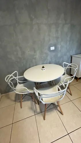 Vendo Conjunto Mesa Eiffel com 3 Cadeiras usado