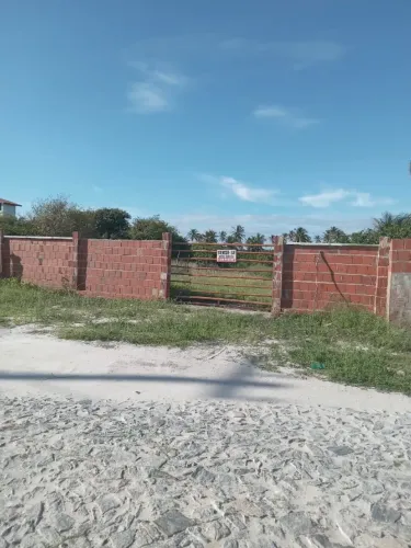 Terreno na Praia de Sucatinga. Tamanho12×37, nascente, a 200 m da praia, porteira fechada.