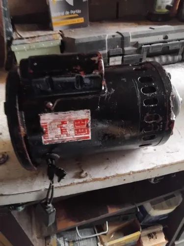 Motor elétrico de 01 CV marca Koobrat,em perfeito estado de conservação e funcionamento