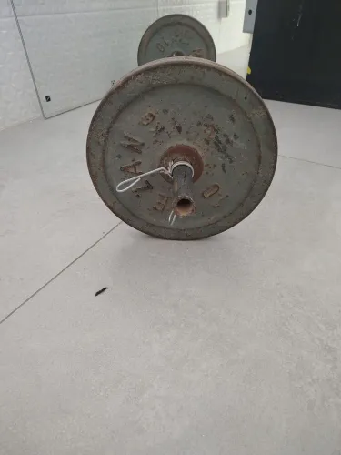 2 anilhas de 10kg cada uma ferro 