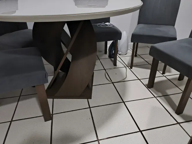 Vende-se mesa redonda MDF de vidro com 60 cm de diâmetro para 6 cadeiras