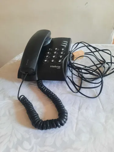 telefone com fio Intelbras Pleno na cor preta, ideal para uso em mesas ou paredes.
