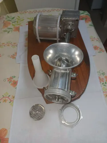 ÚLTIMO DIA Máquina Elétrica p/moer carnes, embutir Linguiças Caseiras.