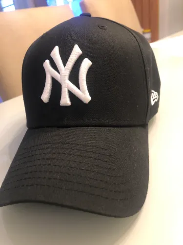 Boné New Era Yankees original, cor preta, usado apenas uma vez!!