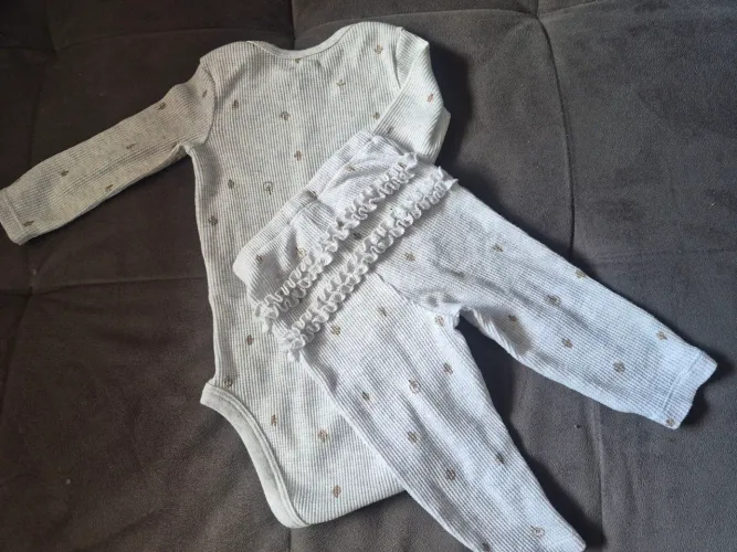Conjunto body e calça Carters, tamanho 9 meses
