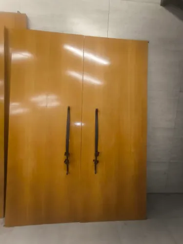 Conjunto de portas de madeira maciça com puxador decorativo