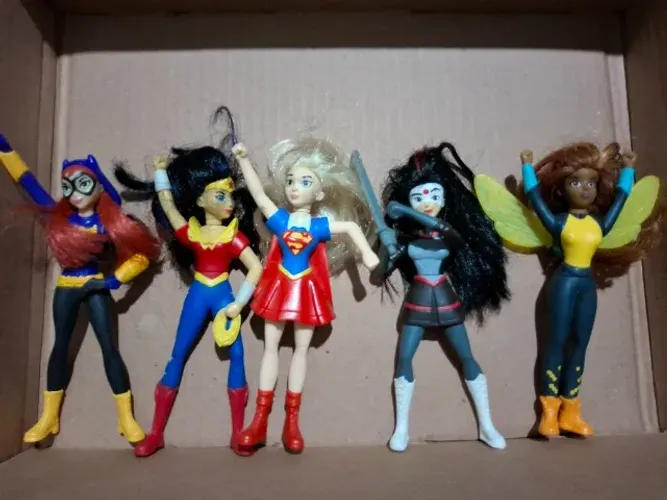 Boneca Supergirl DC Super Hero Girls McDonald's em 2016. 