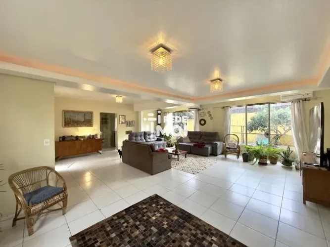 Casa ampla e pátio amplo