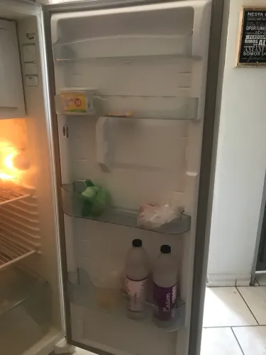 Estou vendendo uma geladeira semi nova. 700 reais