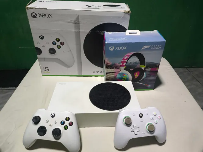 Xbox Series S + 2 controles e Fone