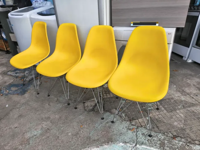 Jogo de 4 cadeiras Eames semi nova