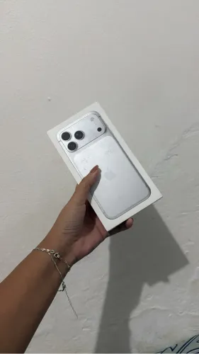 iPhone 17 pro Max lacrado branco