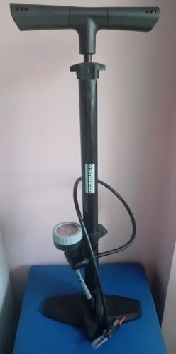 Bomba de ar manual e colchão inflável.