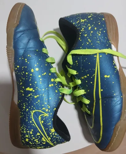 Chuteira futsal nike tamanho 32.