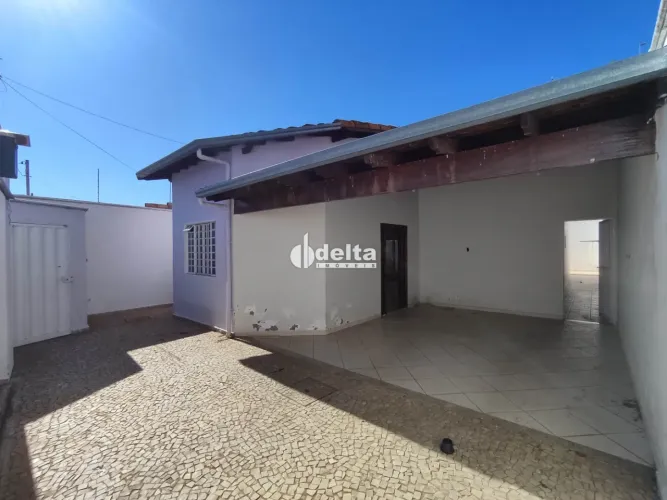 Casa com 4 quartos sendo 1 suíte disponível para locação no bairro Jardim Patrícia em Uber