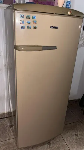 Geladeira antiga bem conservada