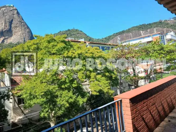 Casa de rua : Triplex / Residencial / Urca
