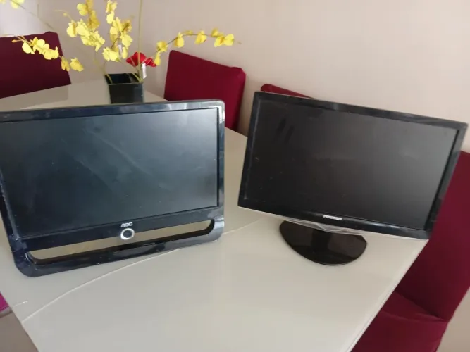 TV Sony + 2 monitores