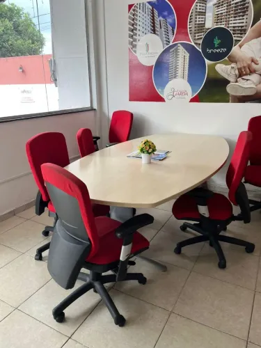 Mesa pra escritório com cadeiras