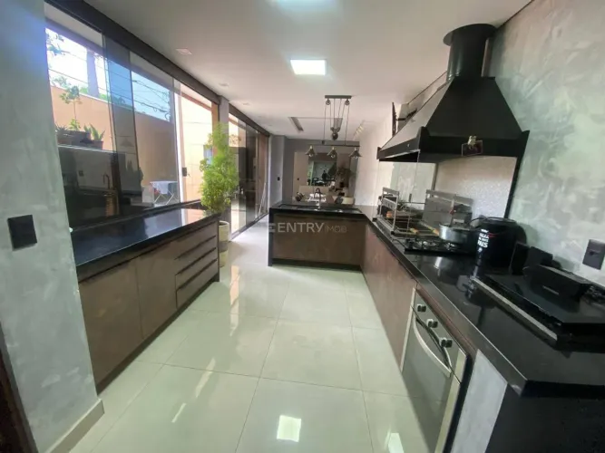 Casa em Condomínio com 4 Dormitórios no Medeiros - Jundiaí - S.p
