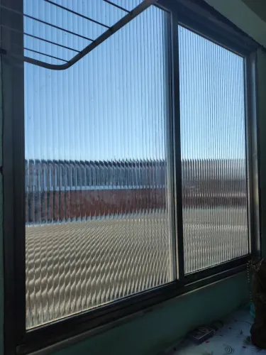 Vendo uma janela de vidro com barras de alumínio em Realengo