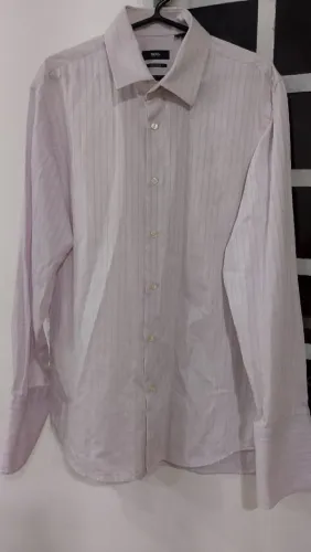 Desapego camisa masculina manga longa Hugo Boss tamanho M, cor lilás bem clarinha