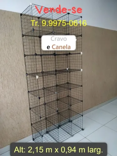 Prateleira com Divosiria para roupas e outros