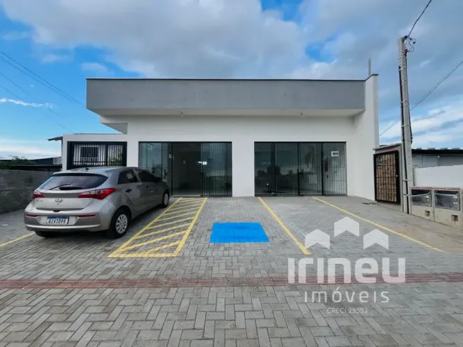 Sala comercial ampla com vagas de estacionamento