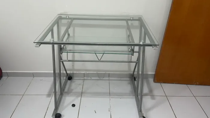 mesa de rodinha com suporte de teclado de vidro temperado